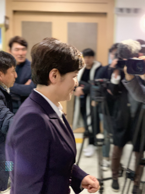 첫 공판기일에 출석한 강은희 대구시교육감이 법정으로 향하고 있다. 구민수 기자