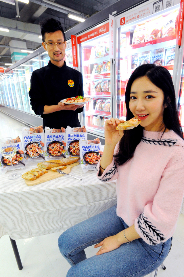 홈플러스의 HMR 브랜드 올어바웃푸드가 스페인 요리로 유명한 외식 브랜드 