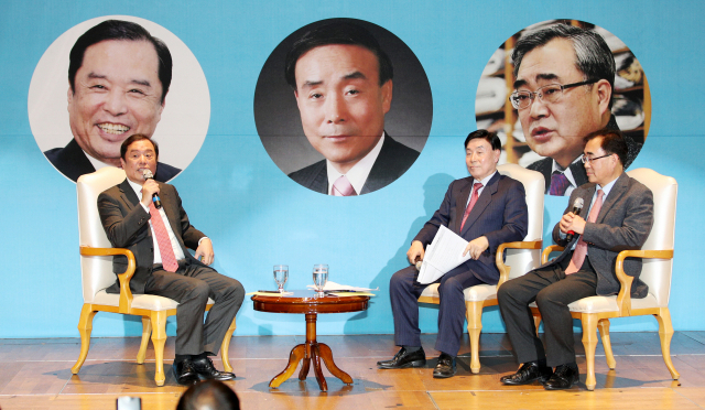 김병준(왼쪽 첫번째) 자유한국당 비상대책위원장이 21일 오후 대구 그랜드호텔에서 열린 2018 대구경북 공감 토크콘서트에 참석해 발언을 하고 있다. 김영진 기자 kyjmaeil@msnet.co.kr