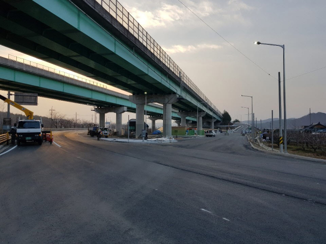 대구-포항 고속도로 임고 하이패스 나들목(IC)이 27일 오후 5시 개통된다. 영천 임고에서 고속도로로 진입하는 입구 모습. 영천시 제공