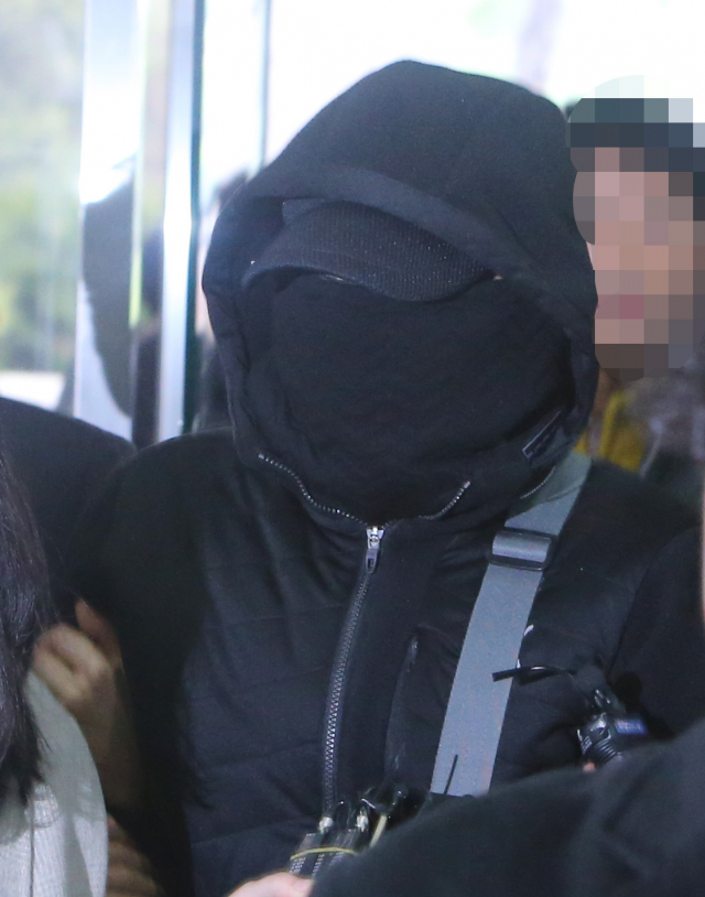 보육교사를 강간 살해한 혐의로 사전 구속영장이 신청된 피의자 박모(49)씨가 21일 제주지법에서 열리는 구속 전 피의자 심문(영장실질심사)에 출석하려 법원을 들어서고 있다. 지난 5월 구속영장이 기각돼 박씨의 대한 구속영장은 이번이 두 번째다. 연합뉴스