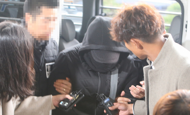 보육교사를 강간 살해한 혐의로 사전 구속영장이 신청된 피의자 박모(49)씨가 21일 제주지법에서 열리는 구속 전 피의자 심문(영장실질심사)에 출석하려 법원을 들어서고 있다. 지난 5월 구속영장이 기각돼 박씨의 대한 구속영장은 이번이 두 번째다. 연합뉴스