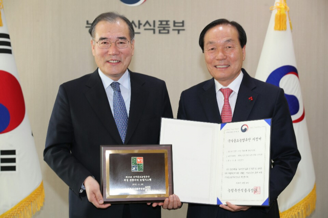 김주수 의성군수가 이개호(왼쪽) 농림축산식품부 장관으로부터 
