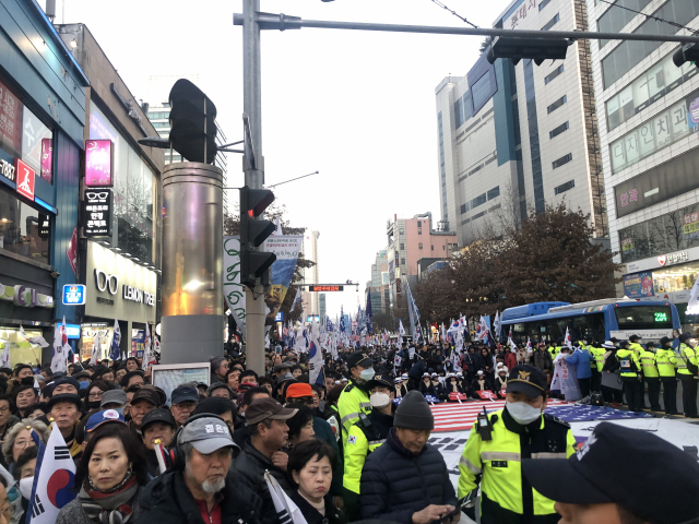 22일 오후 대구 국채보상로 일대에는 대한애국당 당원 등 3천여명이 집결했다. 안성완 인턴기자