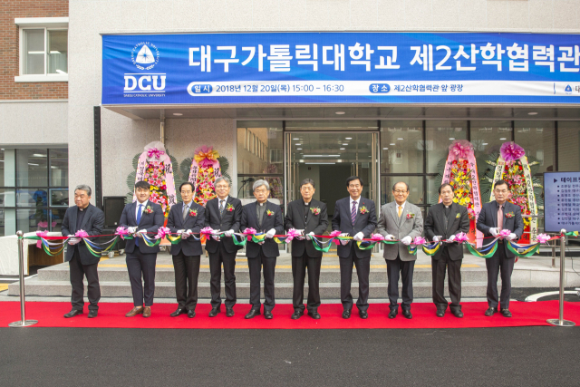 20일 대구가톨릭대에서 열린 제2산학협력관 준공식에서 주요 내빈들이 테이프커팅을 하고 있다.