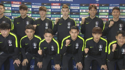 59년 만에 아시아축구연맹(AFC) 아시안컵 정상 탈환에 도전하는 한국 축구대표팀 선수들이 23일 결전지인 아랍에미리트(UAE)로 출국하기에 앞서 인천공항에서 기념촬영하고 있다. 연합뉴스