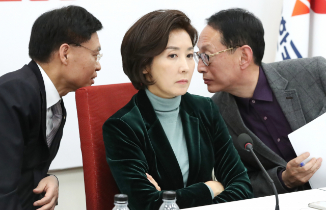 자유한국당 나경원 원내대표(가운데)가 23일 오후 국회에서 청와대 특별감찰반 의혹 진상조사단 회의를 마치고 잠시 생각에 잠겨있다. 뒤쪽으로 최교일 의원(왼쪽), 김도읍 청와대 특감반 진상조사단장이 대화하고 있다. 연합뉴스