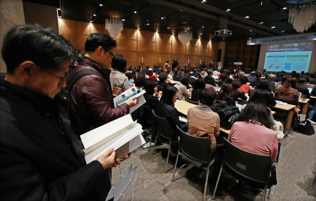 21일 오전 서울 송파구 한국광고문화회관에서 열린 제4차 국민연금 종합운영계획(안) 설명회에서 자리에 앉지 못한 참석자들이 서서 설명을 듣고 있다. 이번 설명회는 제4차 국민연금 종합운영계획의 배경과 취지, 내용을 알려 국민연금 종합운영 계획에 대한 올바른 이해와 제도개선의 공감대 형성을 위해 마련됐다. 연합뉴스