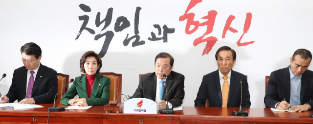 자유한국당 김병준 비상대책위원장(가운데)이 24일 오전 국회에서 열린 비상대책위원회의에서 발언하고 있다. 연합뉴스