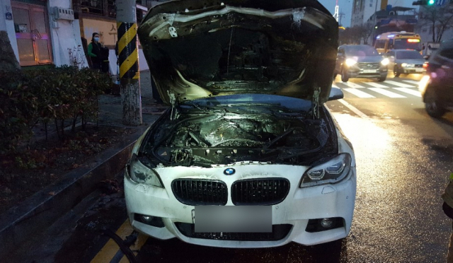 12일 오후 5시 5분 경남 창원시 마산회원구 회원동 도로에서 A(30)씨가 몰던 BMW 530d 승용차에서 불이 났다. 운전자가 신속히 피해 인명피해는 발생하지 않았다. 사진은 화재로 타버린 BMW 530d. 연합뉴스