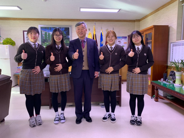 서울대와 KAIST에 합격한 상주 우석여고 학생들이 윤종수 교장과 기념촬영을 했다. 왼쪽부터 장세은,정지영 양, 윤종수 교장, 채은화, 윤영은 양. 상주 우석여고 제공