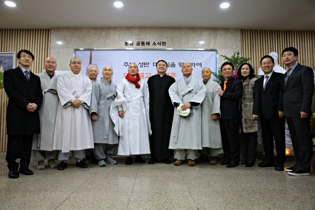 24일 대구 만촌1동성당 성탄 전야 미사에 참석한 은해사 주지 돈관 스님과 이창영 주임신부 등이 미사를 마친 후 포즈를 취하고 있다. 정지순 씨 제공