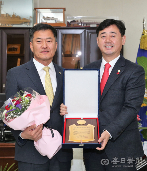 안동시의회 남윤찬(사진 왼쪽) 의원이 정훈선 의장으로 부터 의정봉사대상을 전달받고 있다. 안동시의회 제공