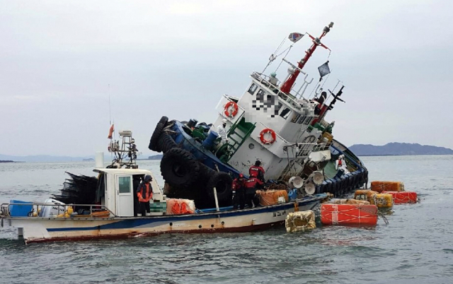 25일 오전 충남 보령시 오천면 장고도 서쪽 3㎞ 해상에서 53t급 예인선이 암초에 걸려 있다. 보령해경은 승선원 등 4명을 구조하고, 기름 유출을 막기 위해 부력재 고정과 에어밴트 봉쇄 등 긴급 조처를 했다.