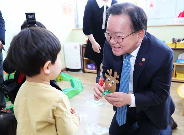 김부겸 행정안전부 장관이 성탄절을 맞아 21일 오전 서울 종로구 정부서울청사 내 어린이집을 찾아 원아들과 인사를 나누고 있다. 연합뉴스