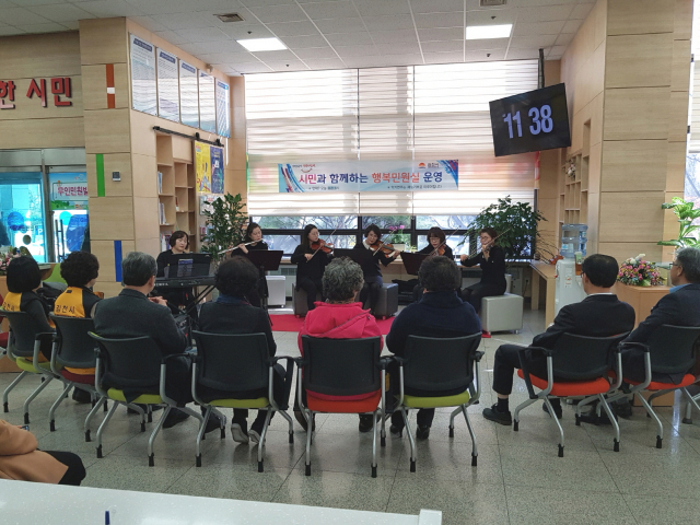 고운소리동호회 회원들이 김천시청 민원실에서 작은음악회를 열었다. 사진은 고운소리동호회원들의 연주 모습. 김천시 제공