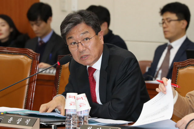 자유한국당 윤상직 의원이 5일 오후 열린 국회 과학기술정보방송통신위 전체회의에서 2017회계연도 한국교육방송공사 결산안에 대한 의견을 말하고 있다. 연합뉴스