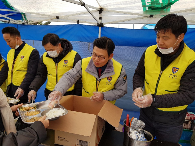 영천경찰서 직원들이 26일 영천시 완산동 영천라이온스클럽 