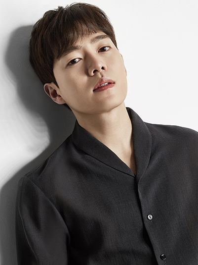 서울 강남경찰서가 배우 손승원(28) 씨가 26일 오전 4시 20분쯤 강남구 신사동 CGV 청담씨네시티점 앞에서 만취 상태로 무면허 운전을 하다가 사람이 다치는 사고를 내 경찰에 붙잡혔다고 전했다.