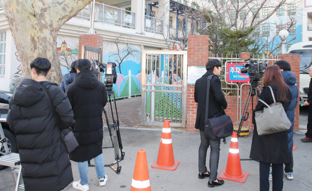 검찰이 자유한국당이 고발한 청와대 특별감찰관 사건 관련 압수수색 중인 26일 오후 청와대 민정수석실 반부패비서실 특감반 사무실로 알려진 서울 종로구 정부 창성동 별관 앞에서 취재진이 대기하고 있다. 연합뉴스
