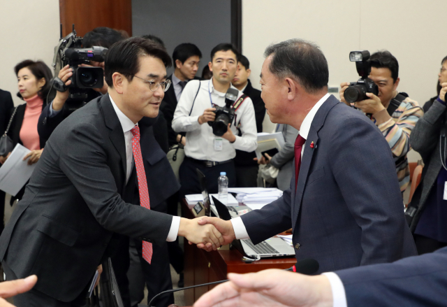 국회 교육위원회 이찬열 위원장이 26일 국회에서 열린 교육위원회 전체회의에서 더불어민주당 박용진 의원과 인사하고 있다. 연합뉴스