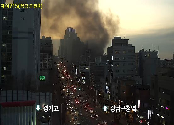 26일 오후 5시 16분쯤 서울 강남구 청담동 강남구청 인근의 5층 짜리 건물 신축공사장에서 불이 났다. 서울시 교통정보과 SNS 캡처