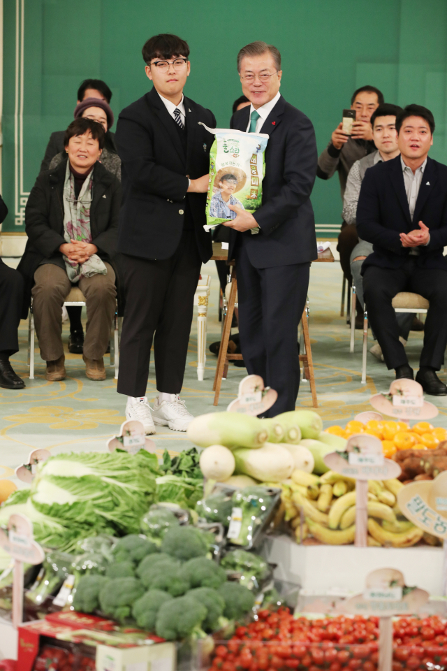 문재인 대통령이 27일 오전 청와대 영빈관에서