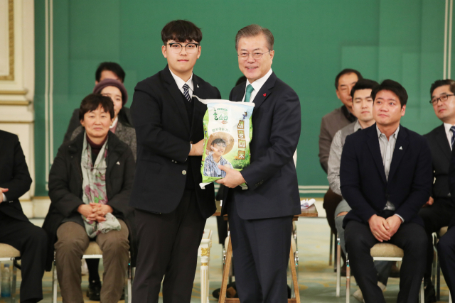 문재인 대통령이 27일 오전 청와대 영빈관에서 