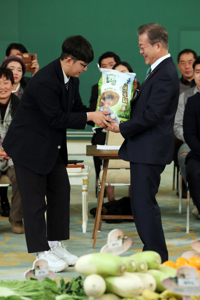 문재인 대통령이 27일 오전 청와대 영빈관에서