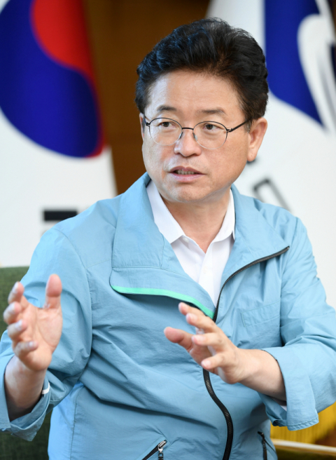 취임 6개월 간 4만㎞ 이상을 밤낮없이 달려온 이철우 경북도지사는 