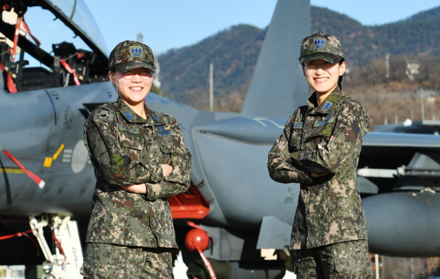 공군 제11전투비행단은 27일 F-15K 도입 이후 최초로 여성 정비중대장 2명이 탄생했다고 밝혔다. 왼쪽부터 선지형 대위, 박은아 대위. 공군 제11전투비행단 제공