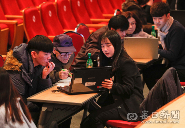 지난 27일 경북대에서 열린 대입 정시 지원전략 상담회를 찾은 학생과 학부모들이 입학관리본부 직원이 제시한 데이터를 바탕으로 지원 가능 학과에 대해 상담하고 있다. 사전 신청자를 대상으로 한 이날 상담회에는 수험생과 학부모 600여 명이 몰렸다. 우태욱 기자 woo@msnet.co.kr