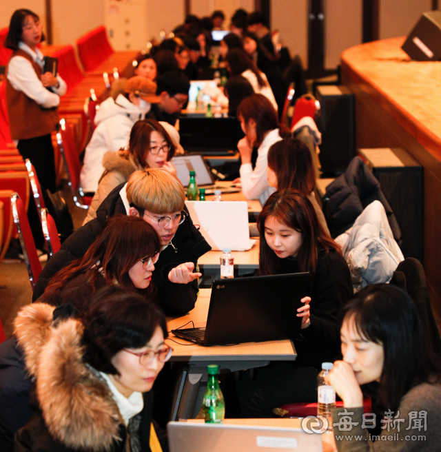 27일 경북대에서 열린 대입 정시 지원전략 상담회를 찾은 학생과 학부모들이 입학관리본부 직원이 제시한 데이터를 바탕으로 지원 가능 학과에 대해 상담하고 있다. 사전 신청자를 대상으로 한 이날 상담회에는 수험생과 학부모 600여 명이 몰렸다. 2019학년도 대입 정시모집 원서접수는 29일부터 시작된다. 우태욱 기자 woo@msnet.co.kr