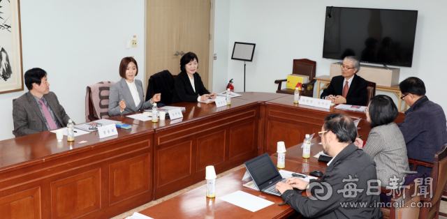 제17기 매일신문 독자위원회 위원장(가운데)을 비롯해 위원들이 12월 지면평가 회의를 진행하고 있다. 김태형 기자 thkim21@msnet.co.kr