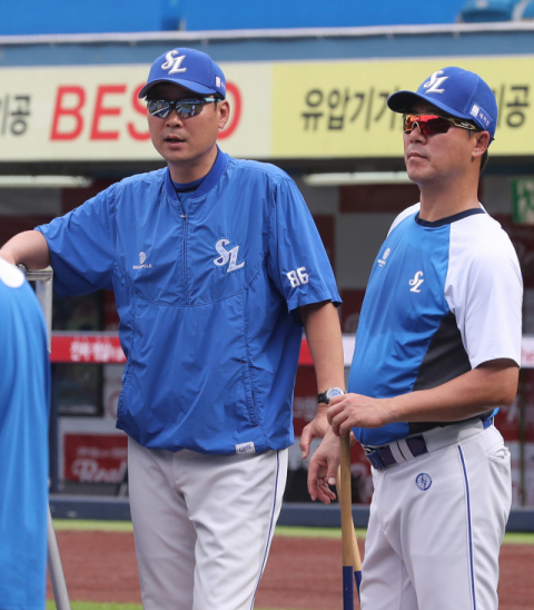 올 시즌이 끝나고 4명의 코치와 작별한 삼성 라이온즈가 최태원, 조동찬 코치 외에는 추가로 코칭스태프 영입을 하지 않을 것으로 보인다. 사진은 삼성 김한수 감독이 김태한 수석코치와 얘기를 나누는 모습. 삼성 라이온즈 제공
