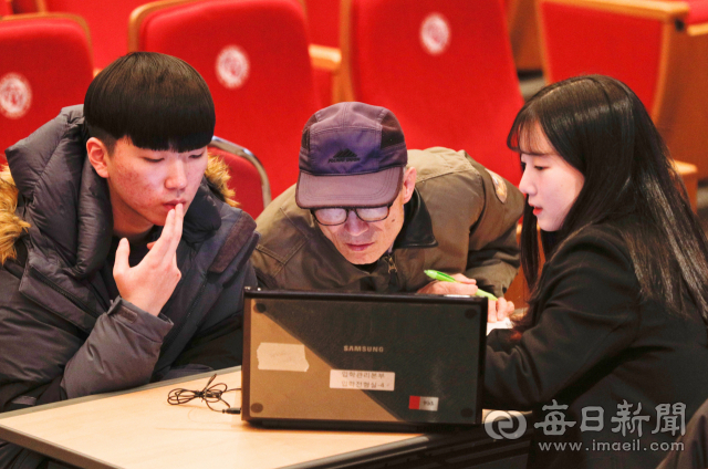 27일 경북대에서 열린 대입 정시 지원전략 상담회를 찾은 학생과 학부모가 입학관리본부 직원이 제시한 데이터를 바탕으로 지원 가능 학과에 대해 상담하고 있다. 사전 신청자를 대상으로 한 이날 상담회에는 수험생과 학부모 600여 명이 몰렸다. 2019학년도 대입 정시모집 원서접수는 29일부터 시작된다. 우태욱 기자 woo@msnet.co.kr