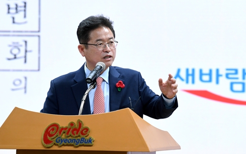 이철우 경북도지사가 27일 오전 경북도청에서 기자회견을 열고 지난 7월 이후 지금까지의 성과와 2019년도 경북도 비전에 대해 밝히고 있다. 경북도 제공