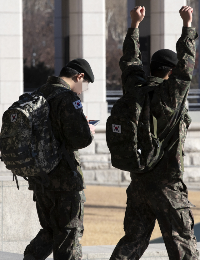 국방부가 27일 병사 휴대전화 사용과 평일 일과 후 외출, 외박지역 제한 폐지 등 병영문화 혁신과 관련한 정책 추진 방향을 결정했다고 밝혔다. 사진은 이날 오후 서울 용산구 전쟁기념관을 둘러보는 병사들.