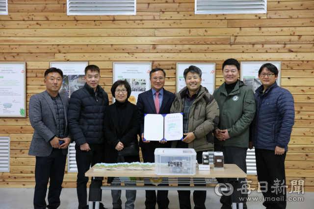 함안군청 관계자들이 국립백두대간수목원을 방문, 700년 된 아라홍련 씨앗을 전달하고 있다. 수목원 제공