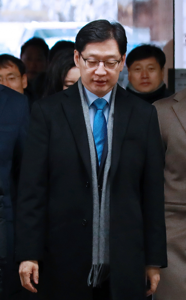 7일 오후 서울 서초동 중앙지법에서 열린 드루킹 댓글조작 관여 혐의 김경수 경남지사 속행공판에 드루킹 김동원씨가 증인신문을 위해 법정으로 향하고 있다. 연합뉴스
