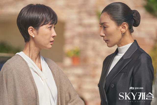 스카이 캐슬. 한서진(염정아 분), 김주영(김서형 분). JTBC