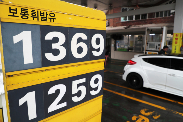 국내 휘발유·경유 가격이 국제유가 급락 등의 영향으로 7주째 하락세를 보이고 있다. 25일 오후 서울의 한 주유소에서 보통휘발유가 1,369원에 판매되고 있다. 연합뉴스