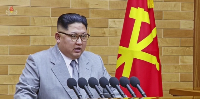 조선중앙TV는 김정은 북한 국무위원장이 올해 1월 1일 노동당 중앙위원회 청사에서 육성으로 신년사를 발표하는 모습을 보도했다. 연합뉴스