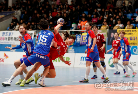 30일 대구시민체육관에서 열린 2018-2019 SK핸드볼코리아리그 여자부 컬러풀대구와 서울시청 경기에서 컬러풀대구 김아영이 슛을 하고 있다. 우태욱 기자 woo@msnet.co.kr