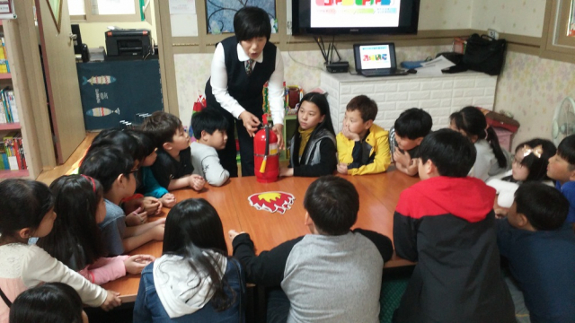 대구시가 어린이, 어르신 등을 대상으로 재난 대비 안전교육을 강화하고 있다. 어린이와 영유아를 대상으로 하는 미래지킴이 양성교육 모습. 대구시 제공
