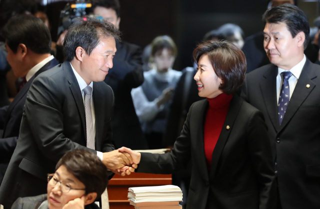 자유한국당 나경원 원내대표가 19일 오후 국회에서 열린 의원총회에서 바른미래당을 탈당하고 복당한 이학재 의원과 인사하고 있다. 연합뉴스