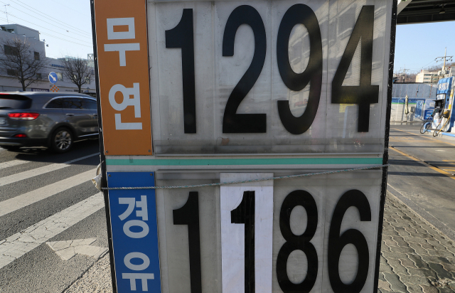 휘발유·경유 가격이 국제유가 하락과 유류세 인하 효과 등으로 떨어져 8주째 하락세를 나타났다. 한국석유공사 유가 정보 서비스 