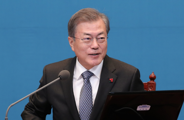 문재인 대통령이 31일 오후 청와대 여민관에서 열린 수석·보좌관 회의에서 발언하고 있다. 연합뉴스