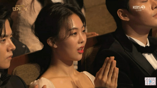KBS 연기대상을 빛낸 가수 효린의 축하무대를 본 배우들의 각양각색 표정이 온라인에서 화제다. KBS 연기대상 캡처 #효린 #화사 #kbs 연기대상