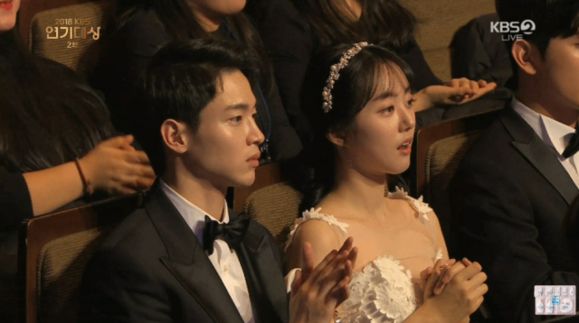 KBS 연기대상을 빛낸 가수 효린의 축하무대를 본 배우들의 각양각색 표정이 온라인에서 화제다. KBS 연기대상 캡처 #효린 #화사 #kbs 연기대상